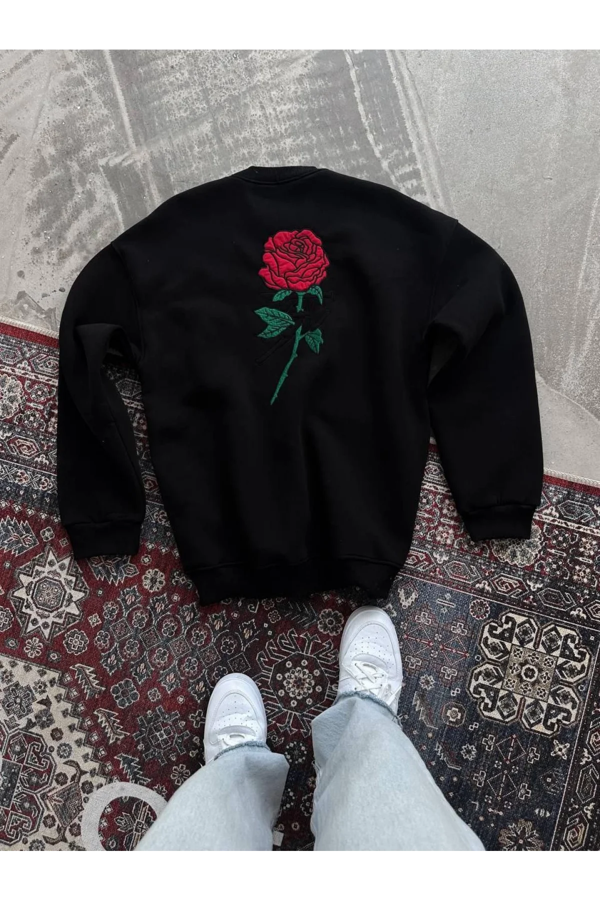 Gül Baskılı Siyah Oversize Sweatshirt – Unisex