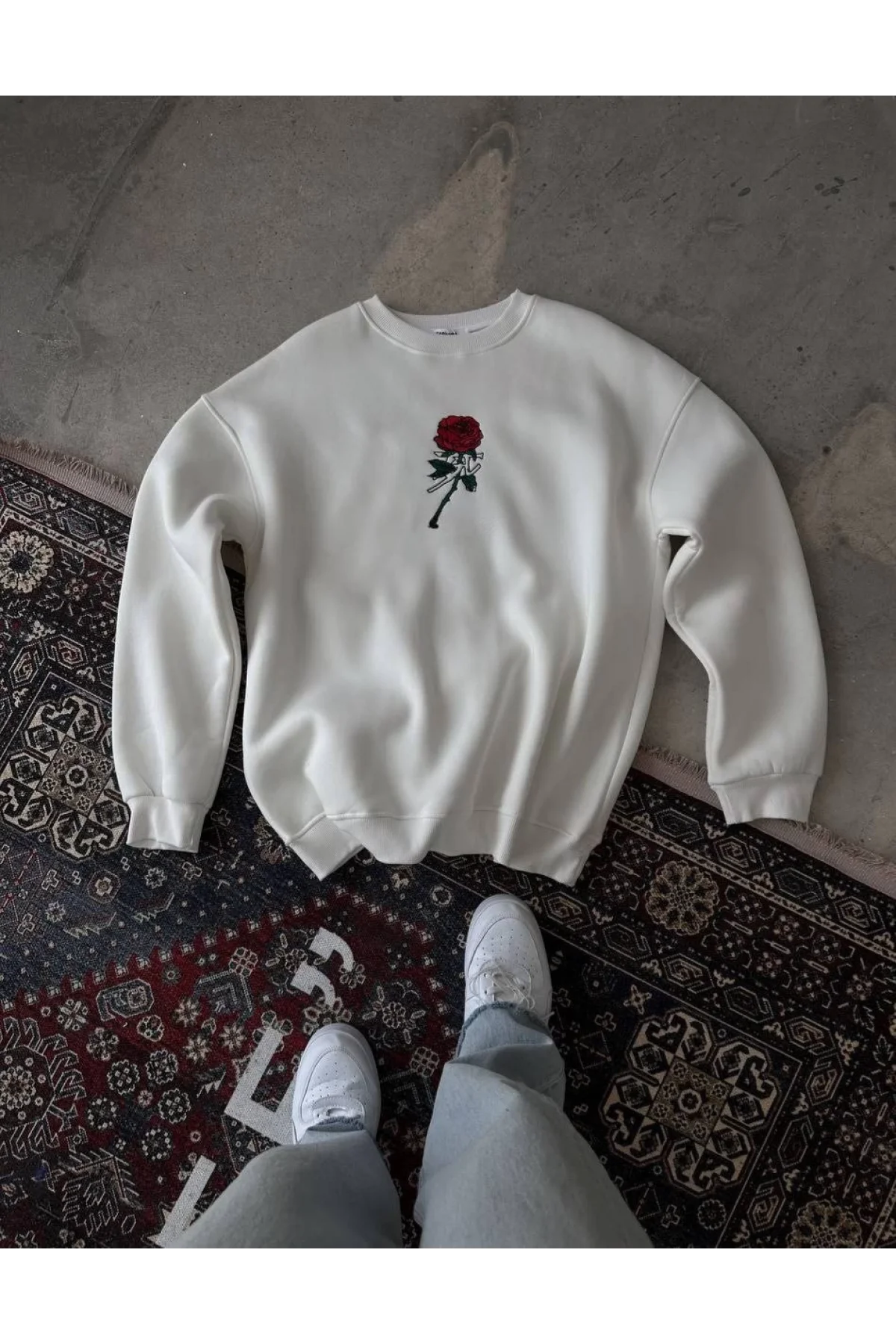 Gül Baskılı Siyah Oversize Sweatshirt – Unisex
